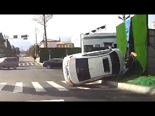 交通事故合集: 新手上路车技太逊,这次尴尬了